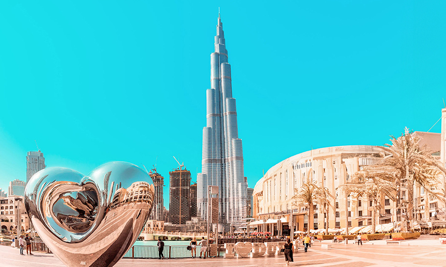 Guests exploring modern Dubai on city tour